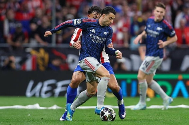 Tiền đạo trái: Gabriel Martinelli - 6.7 điểm Đây là màn trình diễn tích cực hơn của Martinelli khi anh tích cực lùi sâu hỗ trợ phòng ngự và kiên nhẫn trong các pha cầm bóng đột phá. Tuy nhiên, sự hiệu quả trong các quả tạt cuối cùng vẫn chưa cao, khiến Arsenal lỡ mất một số tình huống tấn công triển vọng.