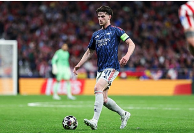 Tiền vệ: Declan Rice - 6.8 điểm Rice đóng vai trò điều tiết nhịp độ trận đấu trong hiệp một, thực hiện nhiều đường chuyền xuyên tuyến mở ra các đợt tấn công nguy hiểm. Tuy nhiên, tầm ảnh hưởng của anh mờ nhạt dần trong hiệp hai khi Atletico gia tăng áp lực và kiểm soát tốt khu vực trung tuyến.