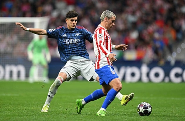 Hậu vệ trái: Piero Hincapie - 6.9 điểm Hincapie chơi xông xáo trong hiệp một và suýt chút nữa có bàn thắng từ pha vô lê đẹp mắt. Tuy nhiên, sang hiệp hai, anh gặp nhiều khó khăn khi Marcus Llorente dâng cao tấn công. Hậu vệ người Ecuador buộc phải lùi sâu phòng ngự và hạn chế khả năng hỗ trợ tấn công như giai đoạn đầu trận.