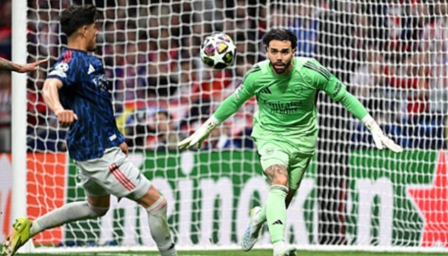 Thủ môn: David Raya - 7.4 điểm Thủ thành người Tây Ban Nha đã có một trận đấu tập trung. Anh không thể làm gì hơn trước cú sút phạt đền quyết đoán của Julian Alvarez, nhưng đã có pha cứu thua quan trọng trước cú dứt điểm của Ademola Lookman. Raya vẫn duy trì khả năng luân chuyển bóng tốt từ sân nhà, giúp Arsenal đứng vững dưới áp lực.