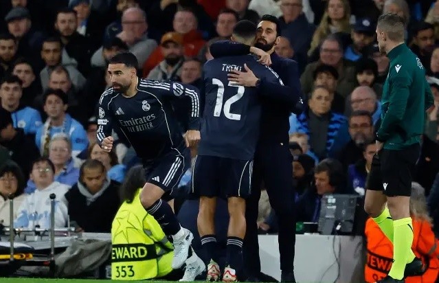 Alexander-Arnold từng phải chật vật cạnh tranh suất đá chính với Carvajal.