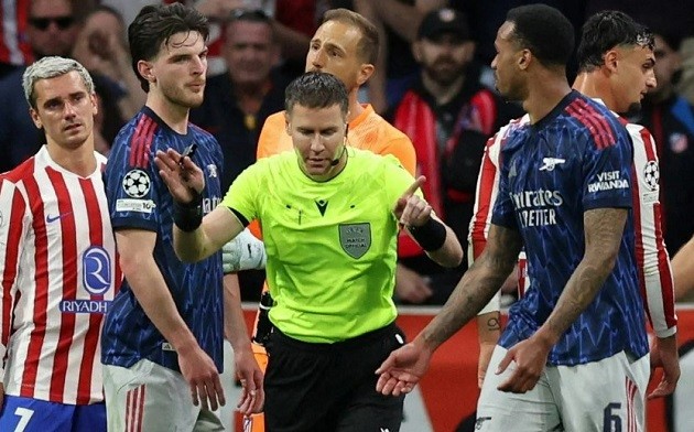 Trọng tài tước một quả phạt đền trông thấy của Arsenal.