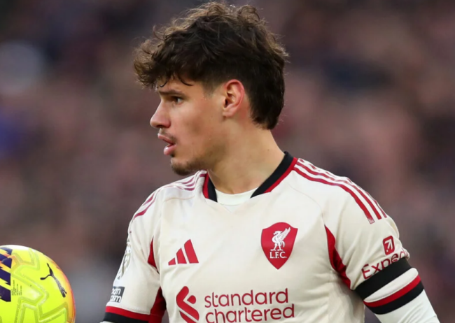 Milos Kerkez trong màu áo Liverpool.