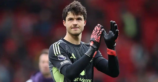 Lammens gây ấn tượng mạnh mẽ trong màu áo Man Utd. 