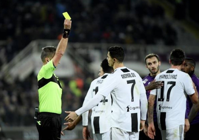 Vừa ghi bàn, Ronaldo đã bị dính thẻ và rời sân - Bóng Đá