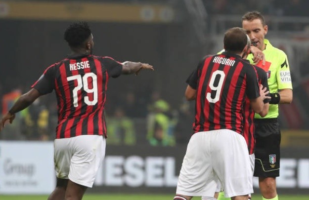 Ronaldo chỉ bài cho Szczesny cản pen Higuain bật khóc rời sân - Bóng Đá