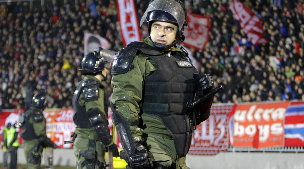 Derby thủ đô Serbia chìm trong biển máu - Bóng Đá