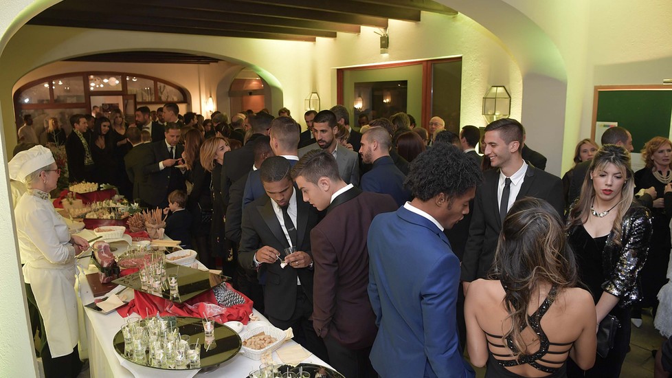 Sao Juventus nói cười rôm rả mừng lễ hội bánh mì nướng Italia - Bóng Đá