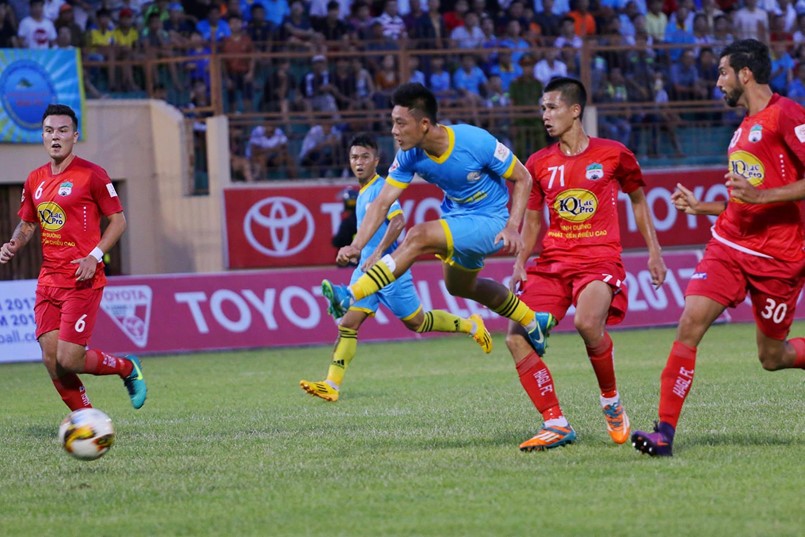Lâm Ti Phông lập hat-trick nhấn chìm HAGL của Công Phượng tại phố biển - Bóng Đá