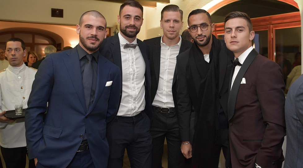 Sao Juventus nói cười rôm rả mừng lễ hội bánh mì nướng Italia - Bóng Đá