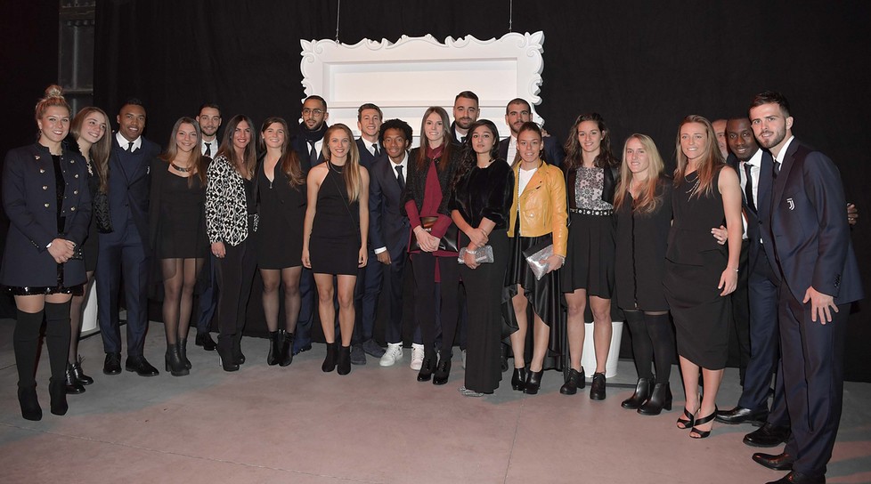 Sao Juventus hóa soái ca trong trong dạ tiệc giáng sinh - Bóng Đá