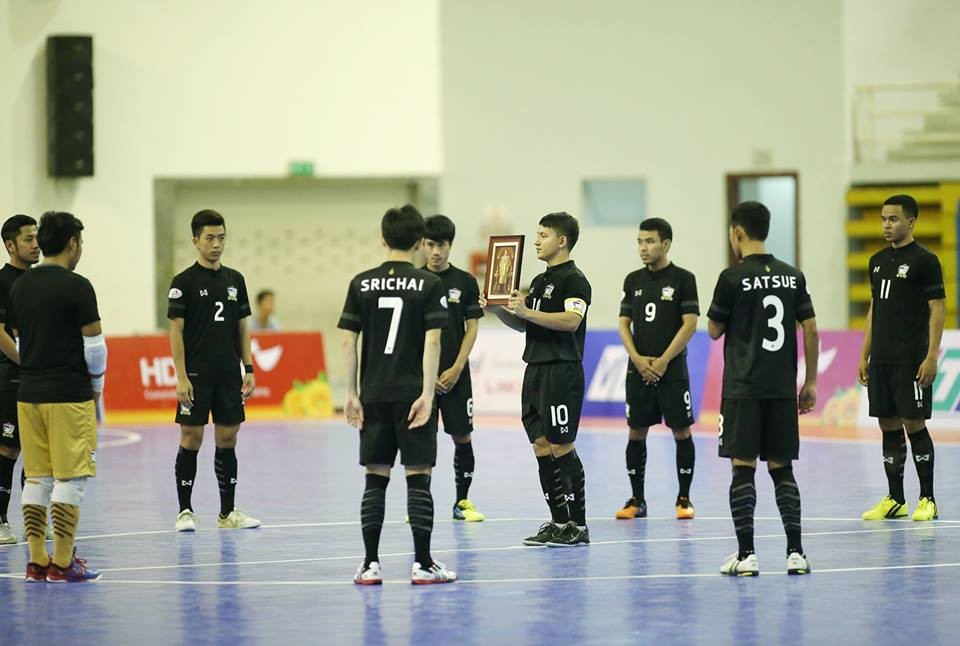 Giải futsal Đông Nam Á 2017: Thái Lan hành lễ tưởng nhớ nhà vua Bhumibol Adulyadej - Bóng Đá