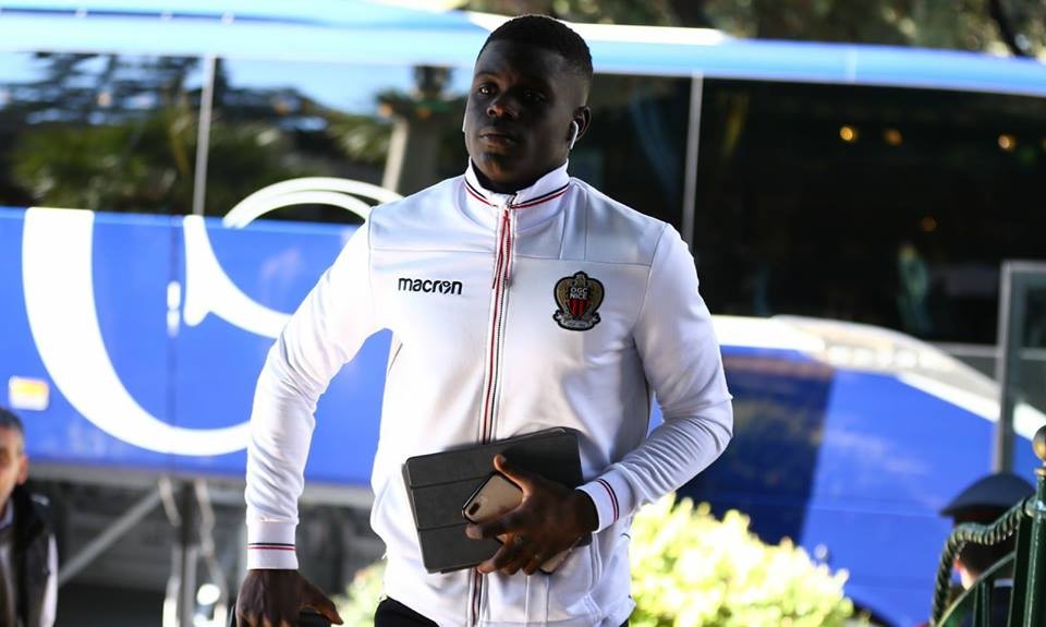 Trở về quê hương, Balotelli được fan nữ vây quanh - Bóng Đá