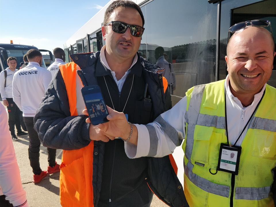 Trở về quê hương, Balotelli được fan nữ vây quanh - Bóng Đá