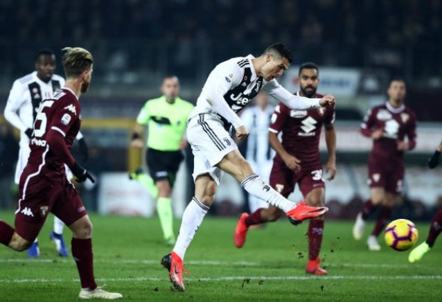 Chọc tức thủ môn đối phương, Ronaldo mỉm cười nhận thẻ - Bóng Đá
