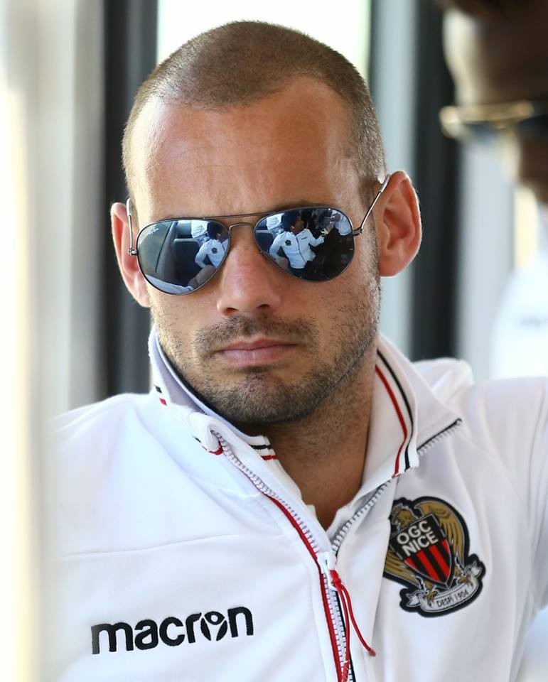 Trở về quê hương, Balotelli được fan nữ vây quanh - Bóng Đá