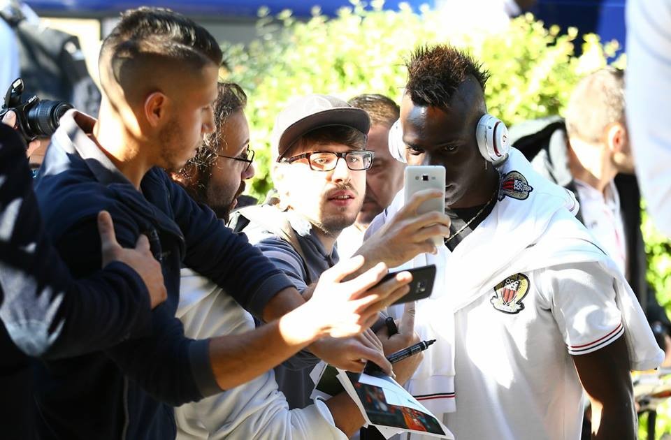 Trở về quê hương, Balotelli được fan nữ vây quanh - Bóng Đá