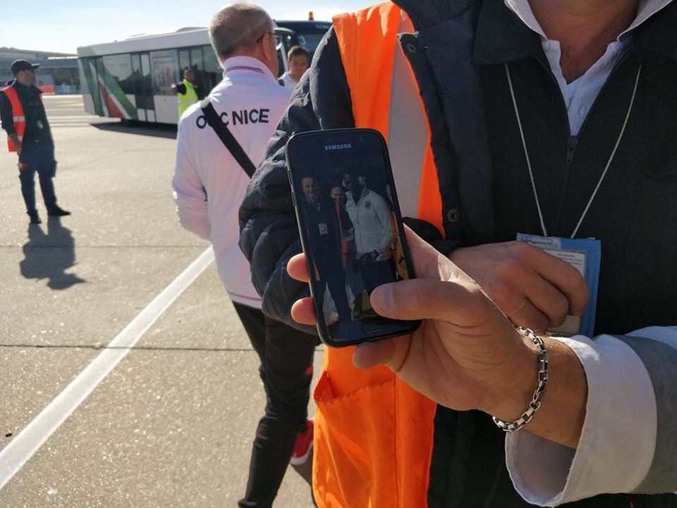 Trở về quê hương, Balotelli được fan nữ vây quanh - Bóng Đá