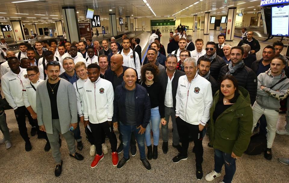 Trở về quê hương, Balotelli được fan nữ vây quanh - Bóng Đá