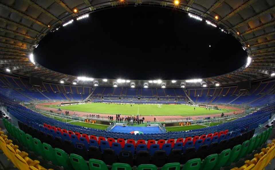 Trở về quê hương, Balotelli được fan nữ vây quanh - Bóng Đá