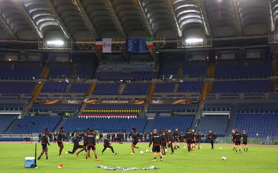 Trở về quê hương, Balotelli được fan nữ vây quanh - Bóng Đá