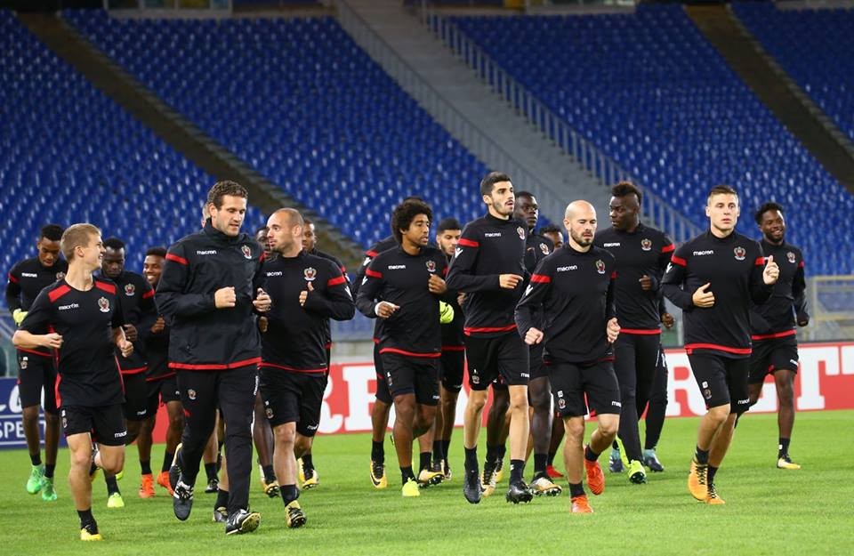 Trở về quê hương, Balotelli được fan nữ vây quanh - Bóng Đá