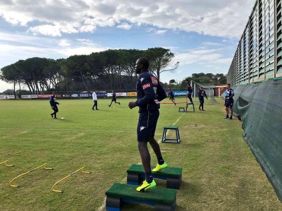 Đánh bại Shakhtar, dàn sao Napoli rủ nhau đi 'hóa trang' - Bóng Đá