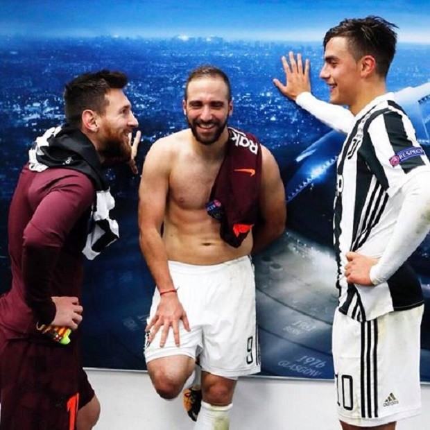 Higuain bị 'dìm' tơi tả trong tấm hình chụp cùng Messi - Bóng Đá