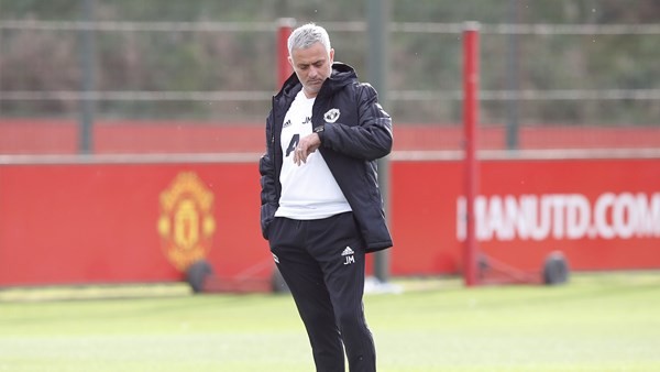 Mourinho đi bộ nếu kẹt xe - Bóng Đá