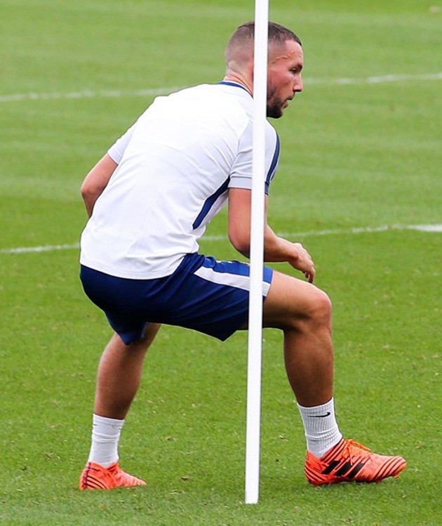 Drinkwater lẻ loi tập luyện chờ ngày ra sân cho Chelsea - Bóng Đá