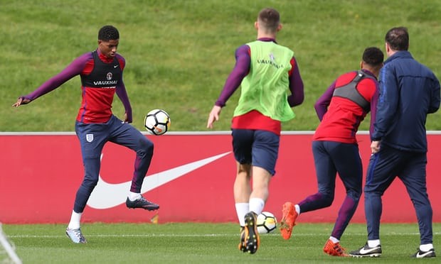 SỐC: Mourinho chỉ trích Ferguson, tố phá hoại Manchester United - Bóng Đá