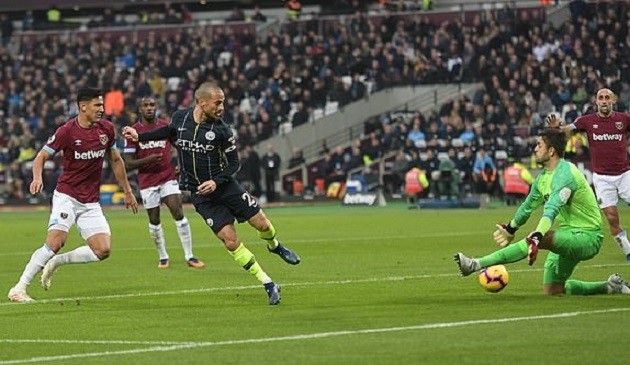 Chuyện lạ: Fabianski cười tươi khi bị sao Man City phá lưới - Bóng Đá