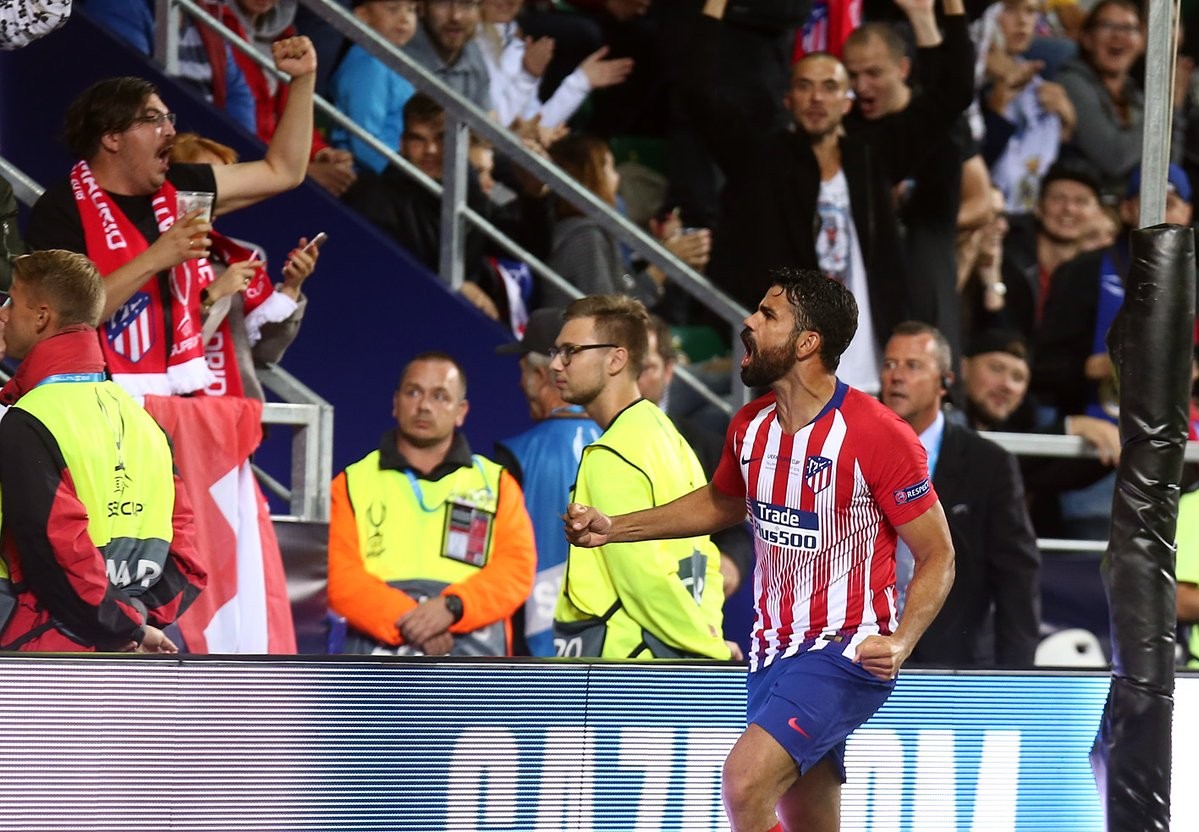 Bị đuổi lên khán dàn, Conte vẫn tìm cách 'lách luật' - Bóng Đá