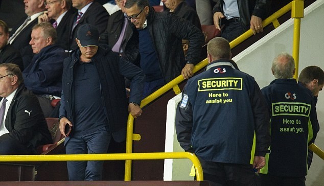 Áp lực đè nặng, Mourinho đội mũ đen đi 'do thám' Burnley - Bóng Đá