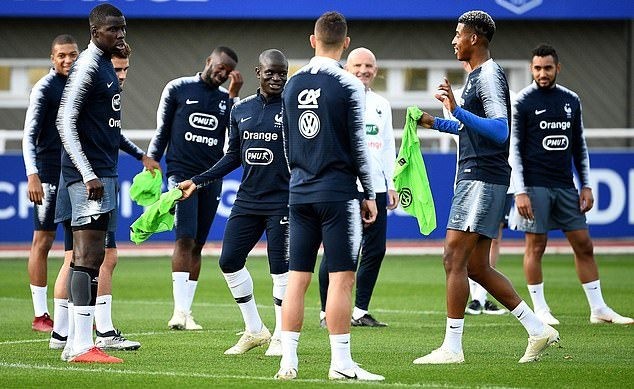 Kylian Mbappe liên tục pha trò - Bóng Đá