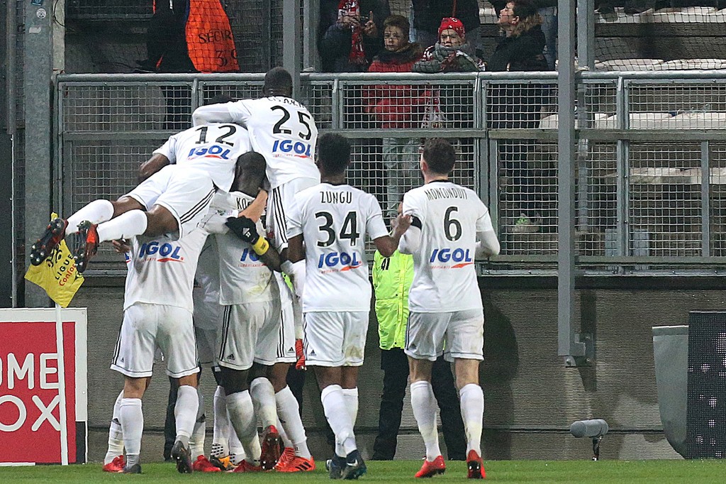 Fan Monaco 'chết lặng' nhìn đội nhà chia điểm với Amiens - Bóng Đá