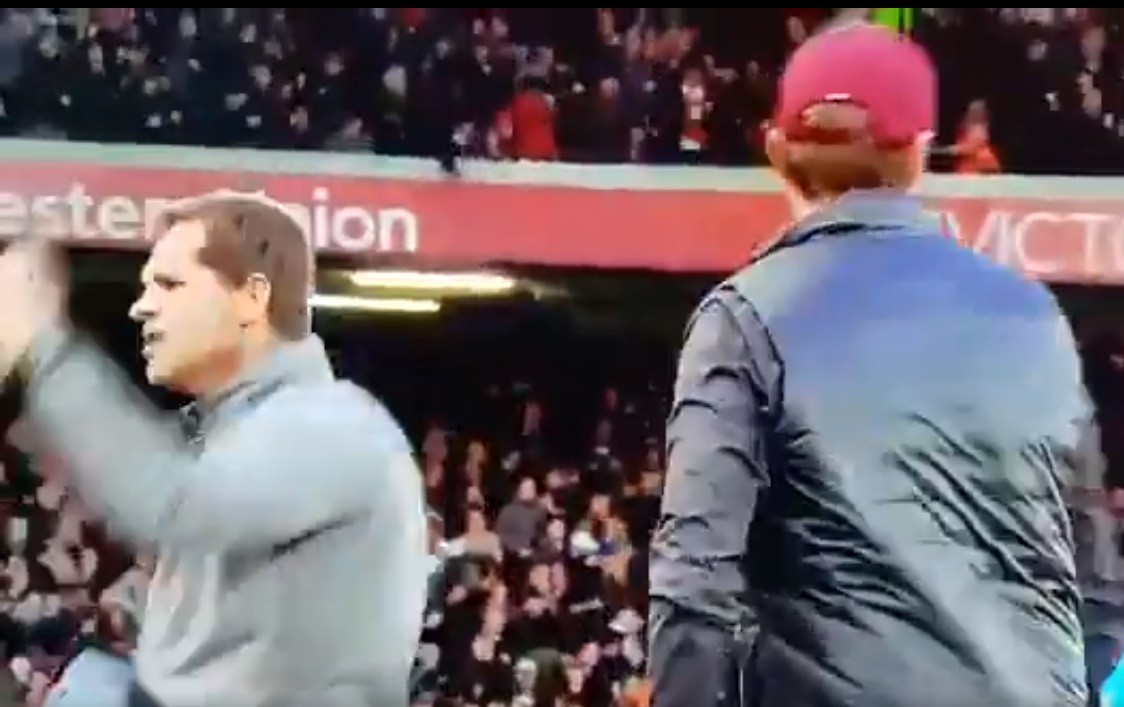 Carragher để ý thấy HLV thủ môn Liverpool chỉ đạo Alisson bắt pen - Bóng Đá