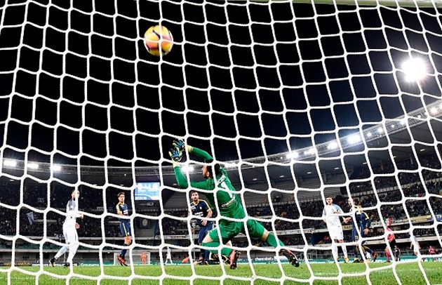 Spalletti ghì chặt học trò khi thoát hiểm ở thành Verona - Bóng Đá