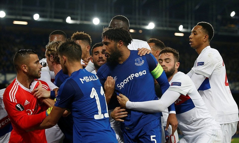 CĐV Everton bồng con nhỏ đánh cầu thủ Lyon - Bóng Đá