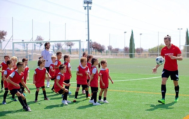 Bale trẻ ra chục tuổi khi chơi bóng cùng các cầu thủ nhí - Bóng Đá