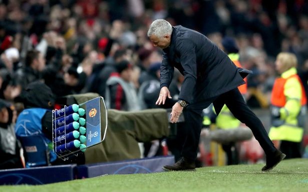 Hết đập phá, đấm đá, Mourinho lại làm điều này với bình nước - Bóng Đá