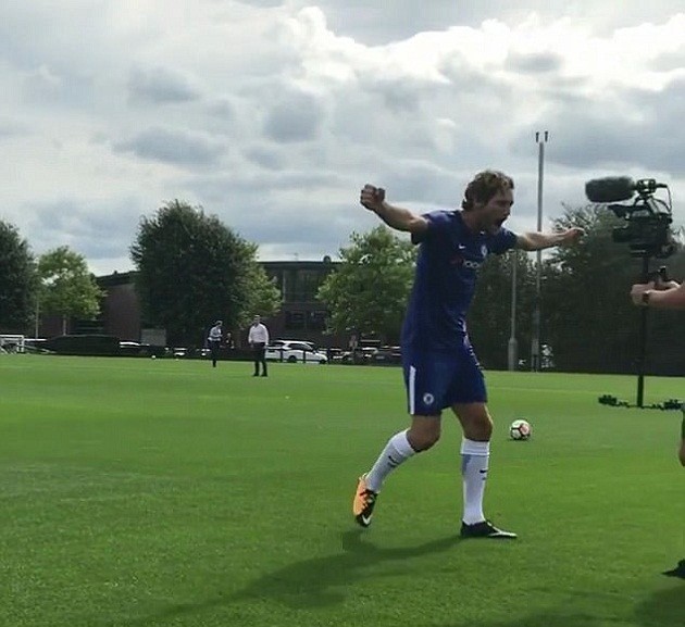 Lo sợ bị đá khỏi Old Trafford, Sanchez vùi mình vào bài tập lạ - Bóng Đá