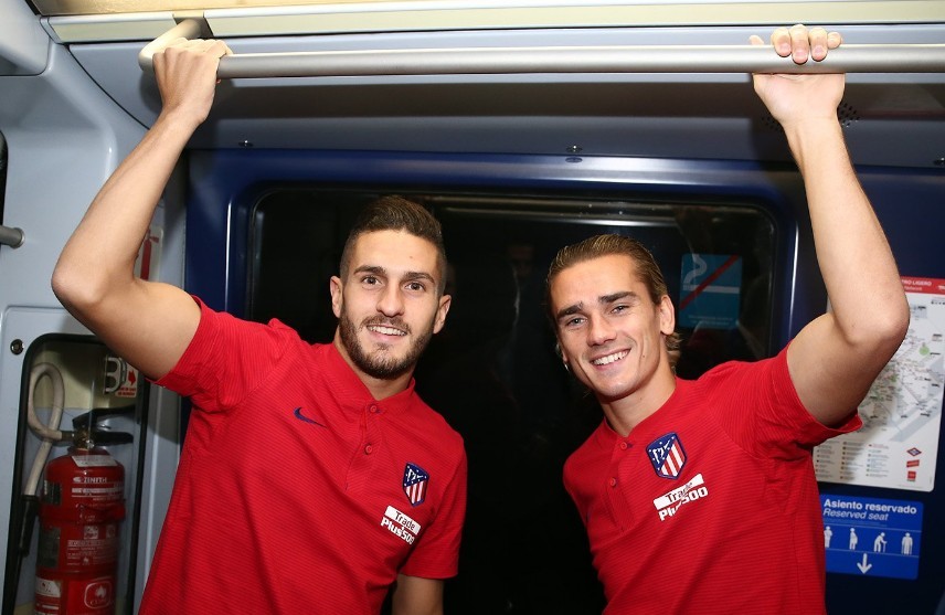 Dàn sao Atletico thích thú cùng nhau đi tàu điện - Bóng Đá