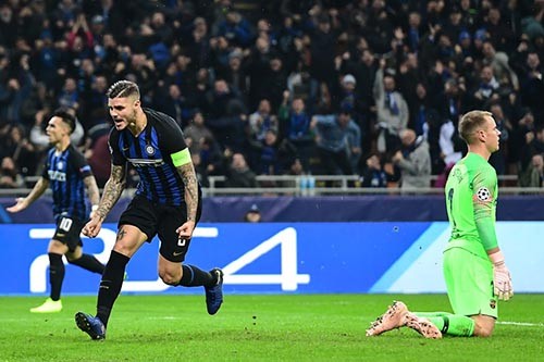 Sau siêu phẩm. Giroud vẫn cúi gầm mặt nghe Sarri chỉ giáo - Bóng Đá