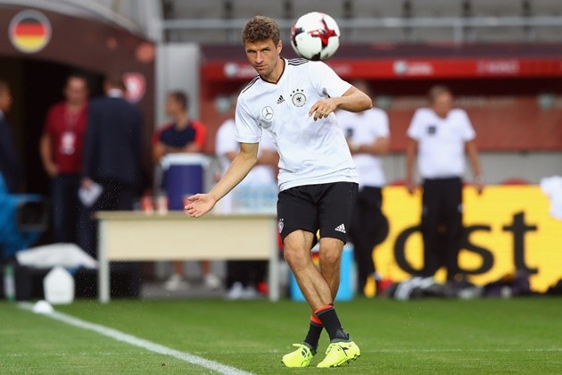 Mueller lao vào tập luyện, hòng ghi điểm trước Joachim Loew - Bóng Đá
