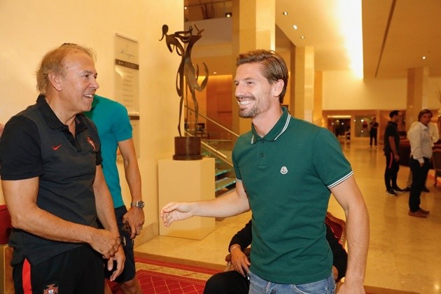 Fernando Santos tay bắt mặt mừng ngày 