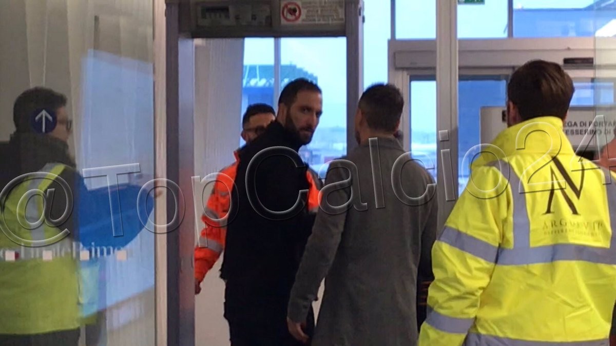 NÓNG: Higuain bay đến London, Sarri có 