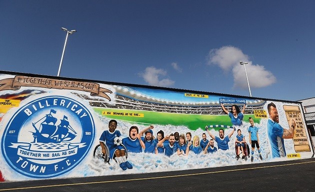 Choáng hợp với phòng thay đồ như bảo tàng nghệ thuật của CLB nghiệp dư Billericay Town  - Bóng Đá
