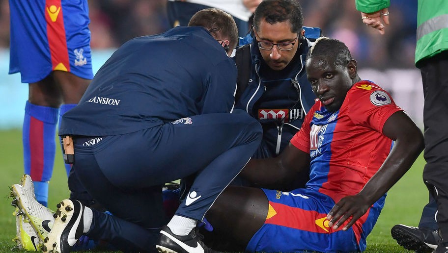 Mỉa mai lối chơi của M.U, Pep bị CĐV 'ném đá' - Bóng Đá