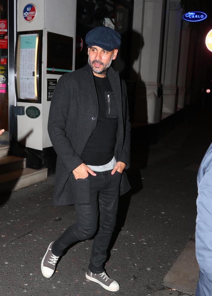 Dưới áp lực sa thải, Koeman vẫn thỏa mái dạo phố - Bóng Đá